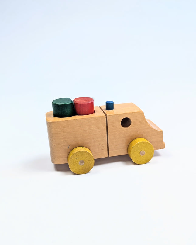 Petit camion en bois vintage