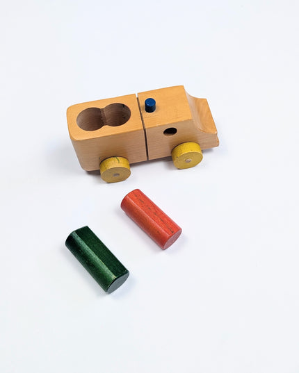 Petit camion en bois vintage