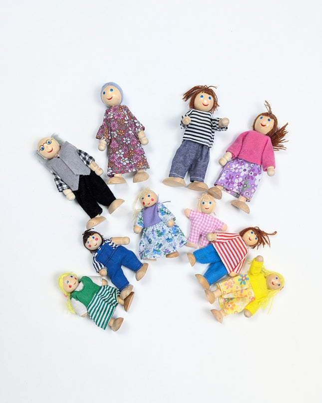 Famille de 10 petites poupées en bois