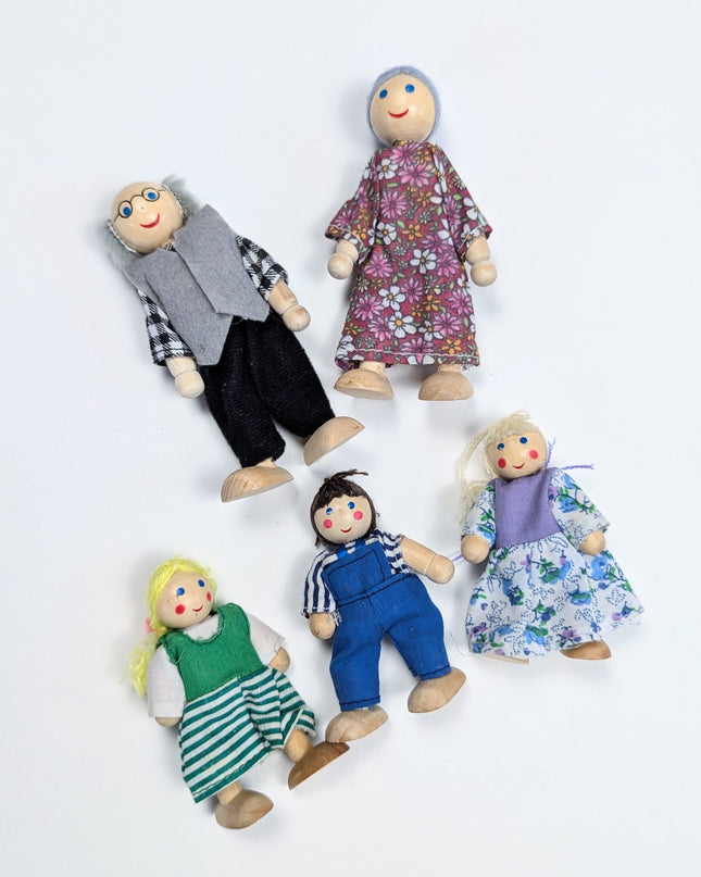 Famille de 10 petites poupées en bois