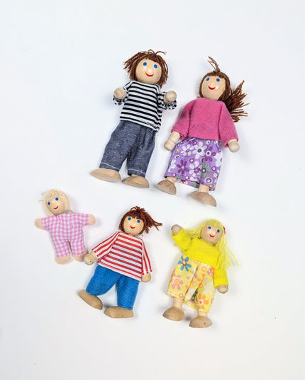 Famille de 10 petites poupées en bois